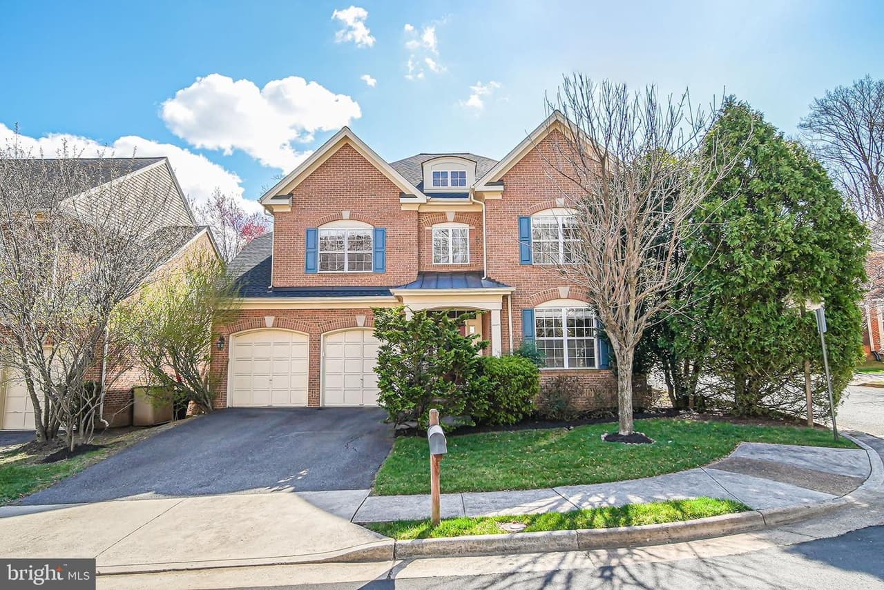 2185 Sandburg - Photo 1