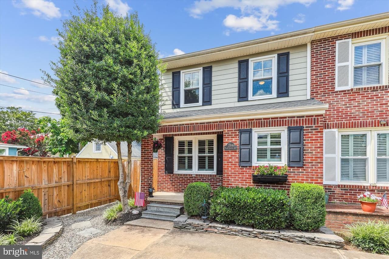 204 E Custis - Photo 1