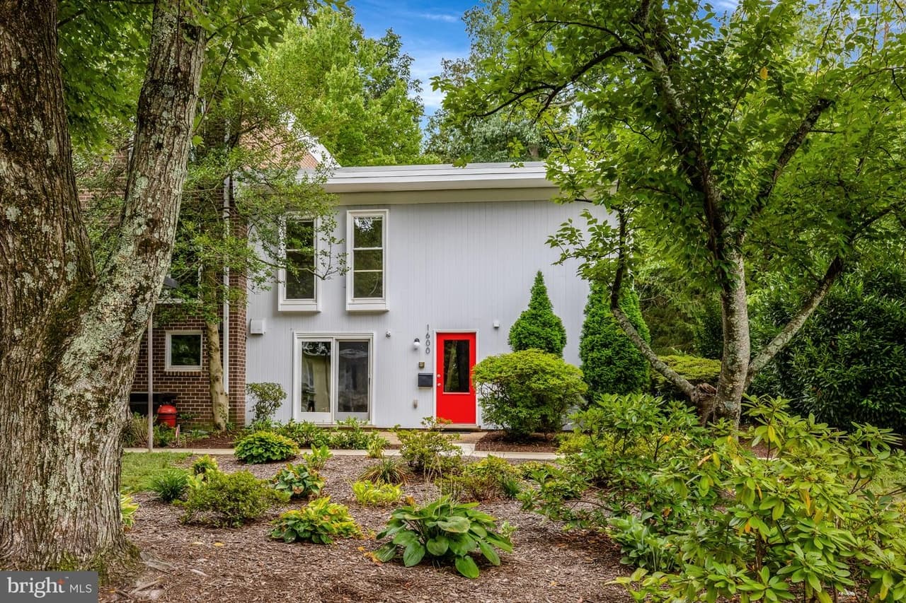 1600 Wainwright - Photo 1