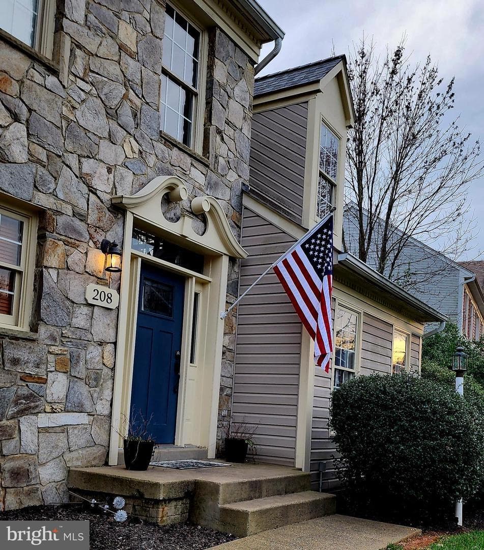 208 Primrose - Photo 1
