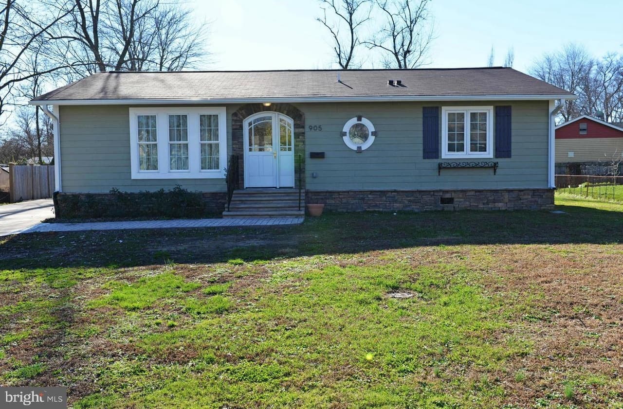 905 Burke - Photo 1