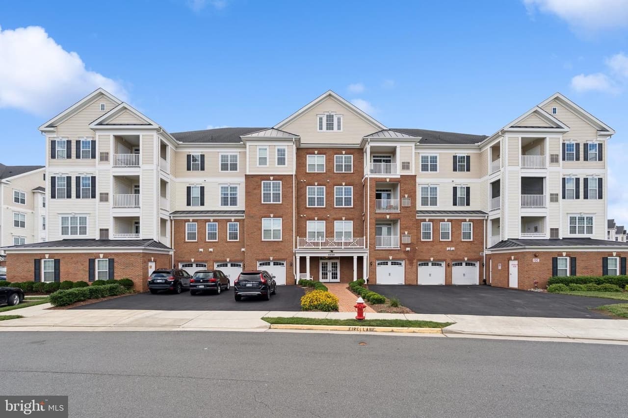 44589 York Crest Unit#200 - Photo 1