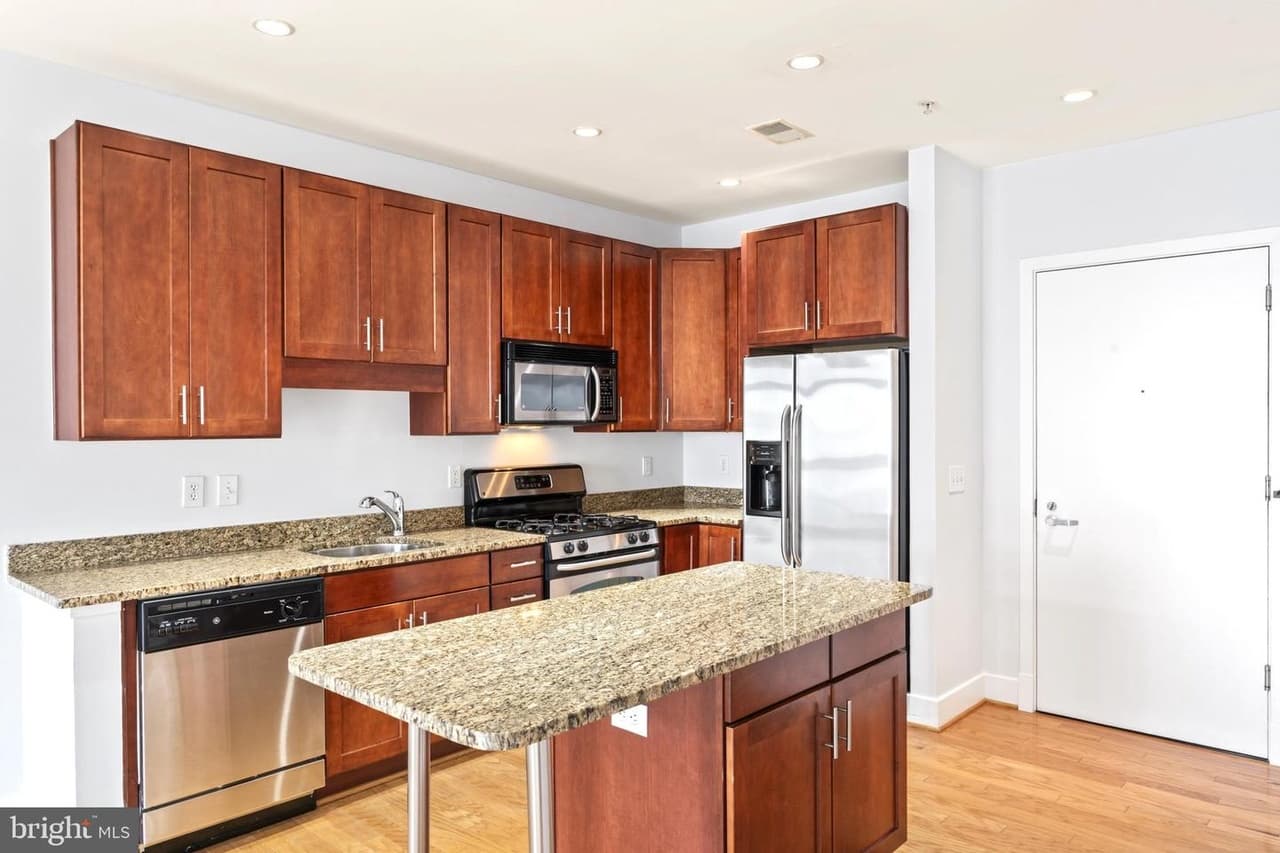 1800 Wilson Unit#305 - Photo 1