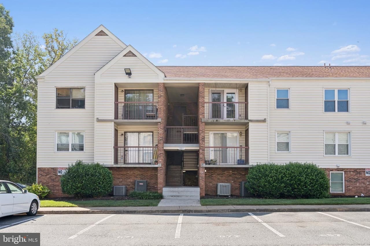 202 Chesterfield Unit#302 - Photo 1