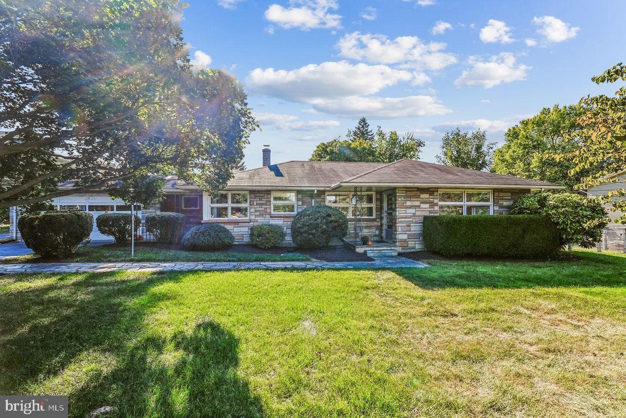 221 S Maple - Photo 1