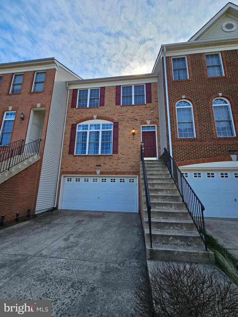 42915 Shelbourne - Photo 1