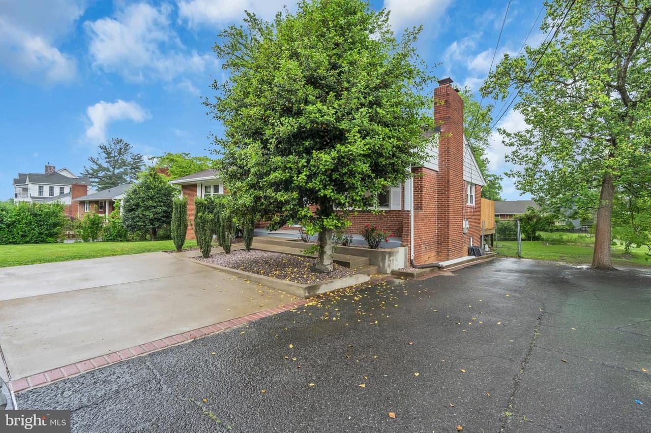 6809 Braddock - Photo 1