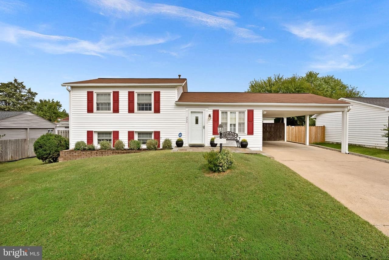 224 W Beech - Photo 1