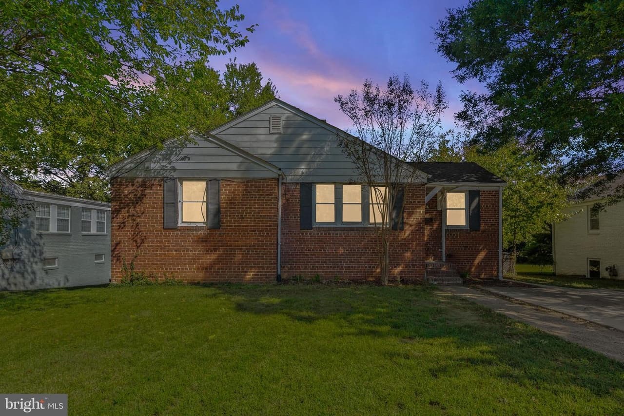 2716 School - Photo 1