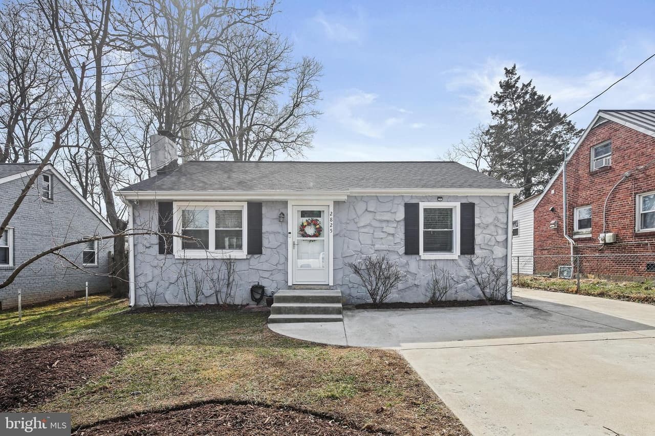 2825 E Lee - Photo 1