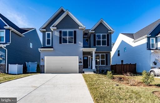 121 CLARENCE AVENUE - Photo 1