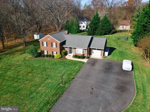 7616 GREENDELL LANE - Photo 1