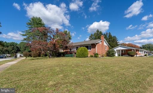 905 LINDELLEN AVENUE - Photo 1