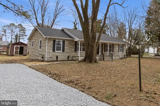 192 E Banbury Rd, Tappahannock, VA 22560-5244, United States - Photo 1