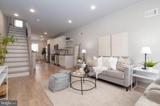437 N GLOVER STREET - Photo 1