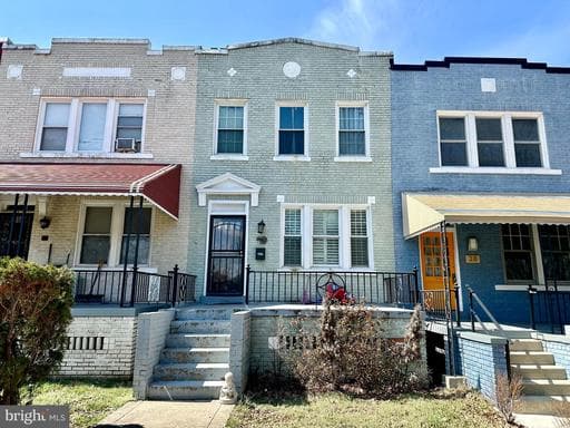 39 SHERMAN CIRCLE - Photo 1