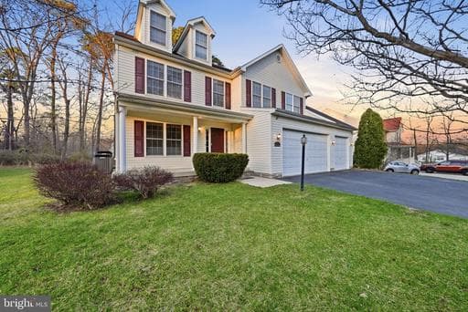 1110 THOMPSON AVENUE - Photo 1