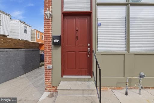 719 N MADEIRA STREET - Photo 1