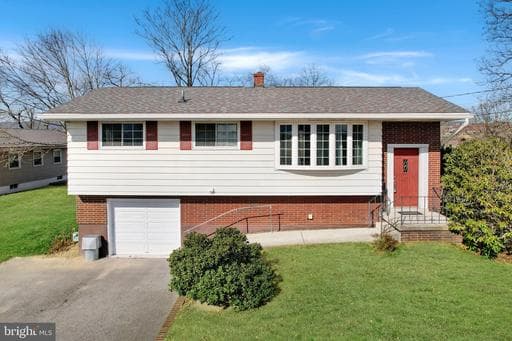 701 WHITE AVENUE - Photo 1