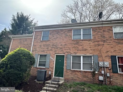 9636 Hagel Cir, Lorton, VA 22079-4318, United States - Photo 1