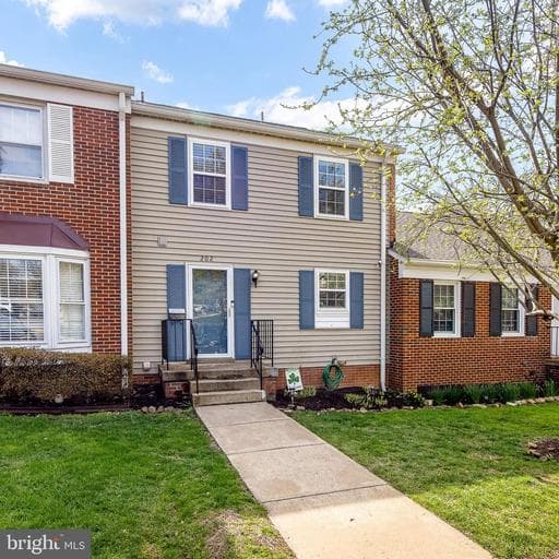 202 Leeds Ct E, Warrenton, VA 20186-3622, United States - Photo 1
