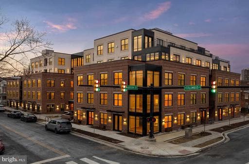 811 N COLUMBUS STREET 104