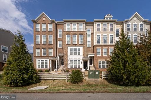 43491 Town Gate Sq, Chantilly, VA 20152-1810, United States