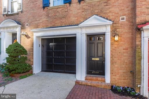 2528 QUEEN ANNES LANE