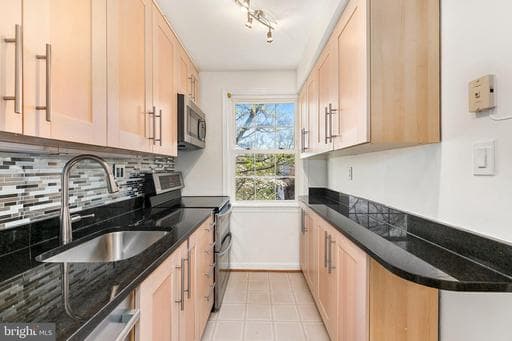 2211 WASHINGTON AVENUE 303