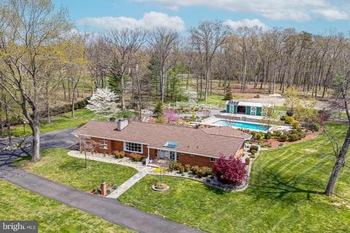 7401 BULL RUN DRIVE - Photo 1
