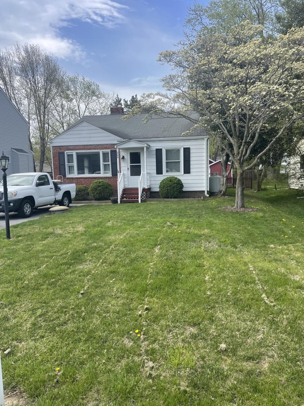 209 BEVERLEY AVENUE - Photo 1