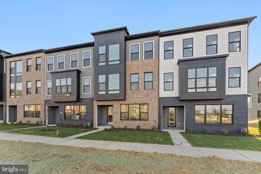 123 SUMMIT POINT BOULEVARD 14J - Photo 1