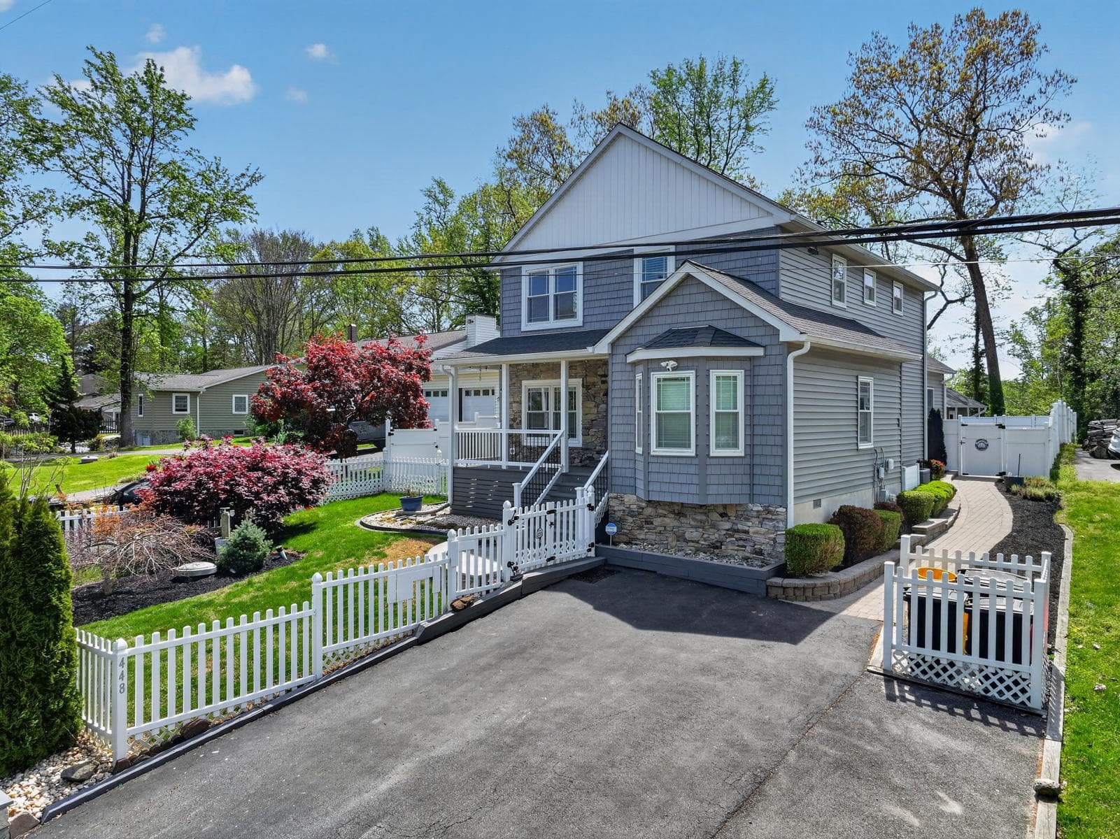 448 MAPLE LEAF DRIVE - Photo 1