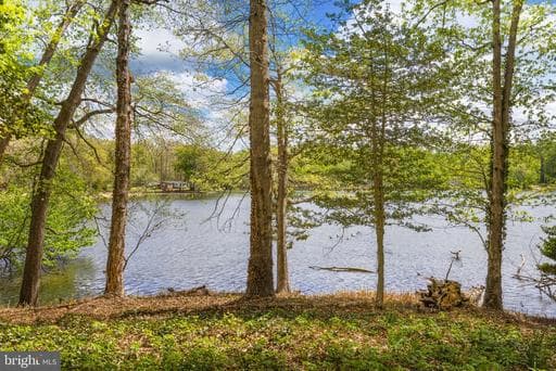 1070 LAKEVIEW DR - Photo 1