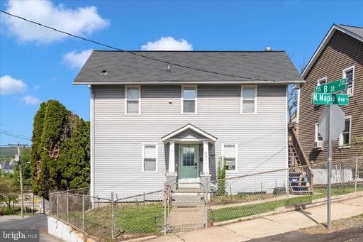 201 N MAPLE AVENUE - Photo 1