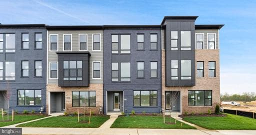 113 SUMMIT POINT BOULEVARD 19J - Photo 1