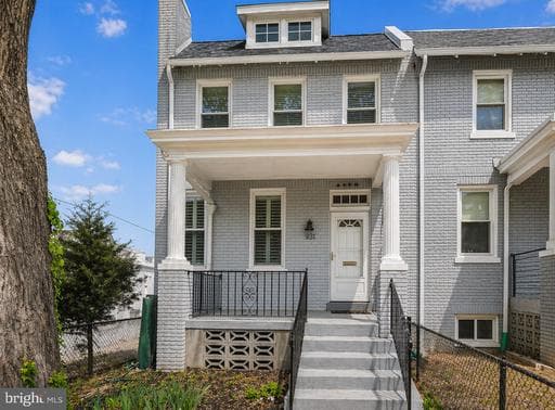931 Farragut St NW, Washington, DC 20011-3942, United States - Photo 1