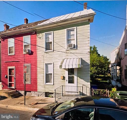 127 E LEE STREET - Photo 1