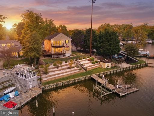 426 RIVERSIDE DRIVE - Photo 1
