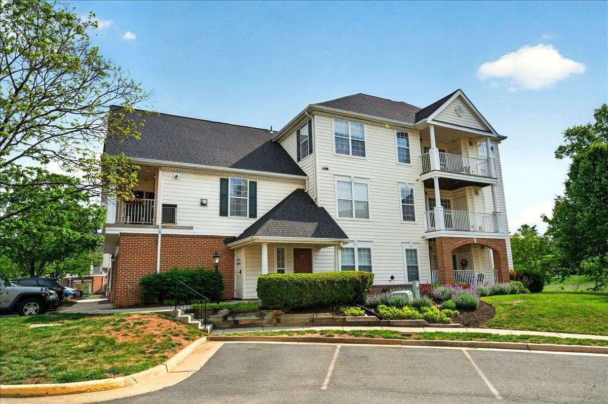 25280 Lake Shore Sq, Chantilly, VA 20152-4465, United States - Photo 1