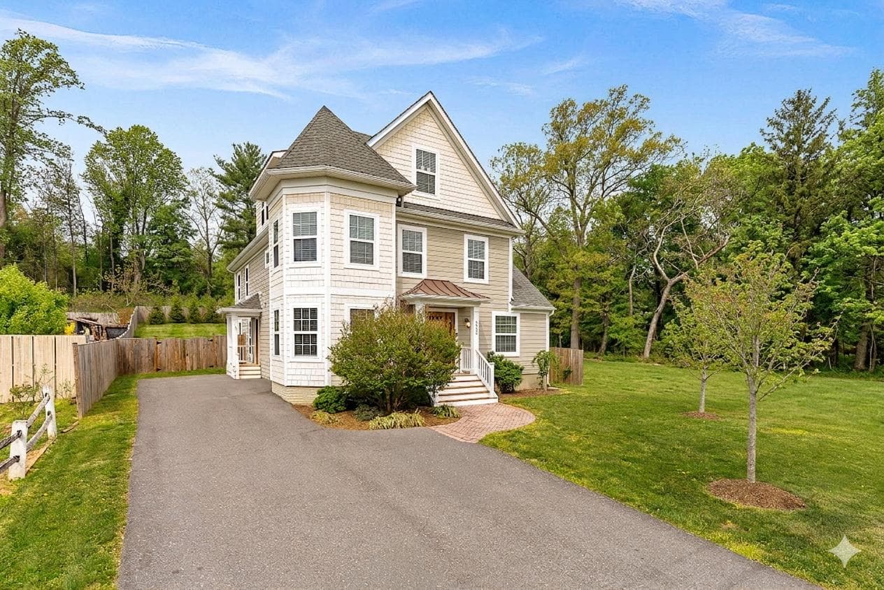 6932 Alpine Dr, Annandale, VA 22003-3447, United States - Photo 1