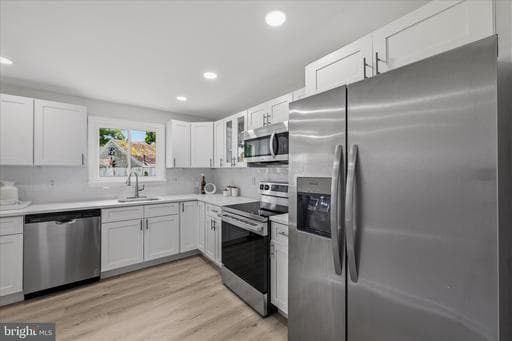 945 RENFREW - Photo 1
