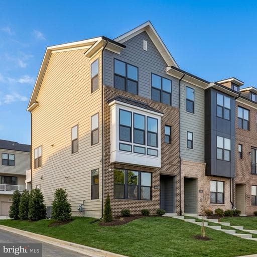 5008 HENRY KING WAY 16F - Photo 1