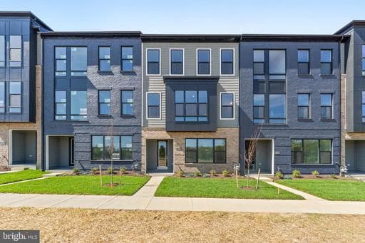 115 SUMMIT POINT BOULEVARD 18J - Photo 1