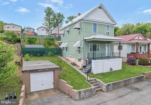 716 YALE STREET - Photo 1