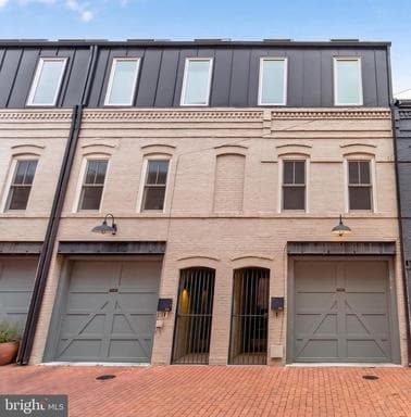 1313 LINDEN COURT - Photo 1