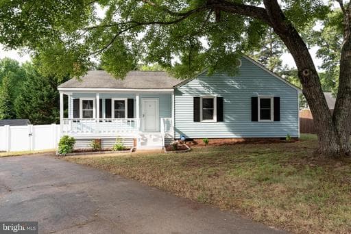 912 HARTFORD LANE - Photo 1