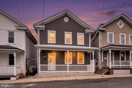 323 FAIRVIEW AVENUE - Photo 1