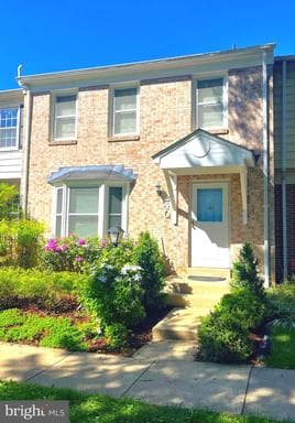 240 WATTS BRANCH PARKWAY - Photo 1