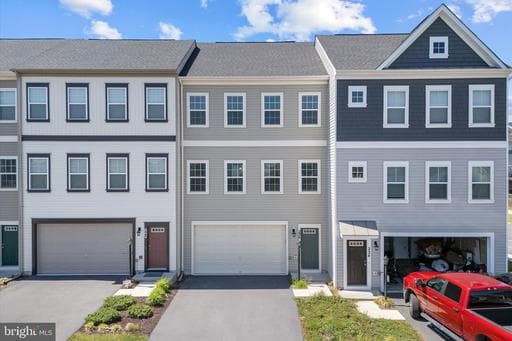 226 PARKLAND DRIVE - Photo 1